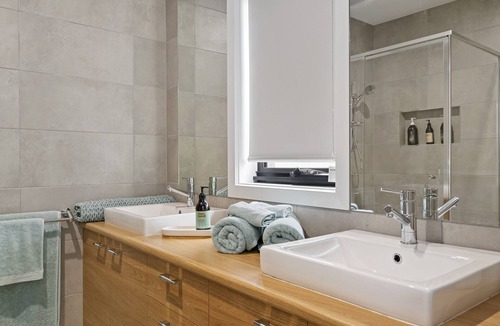 Euroa Villa | New house 3 Queen Rooms with 1 Ensuite plus bathroom - Maximum of 6 Guests.