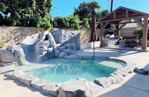 Midway City House | NEW HOUSE 4BE/2BA, cute POOL/SPA with slide NEAR BEACH, DISNEYLAND FOR 12!