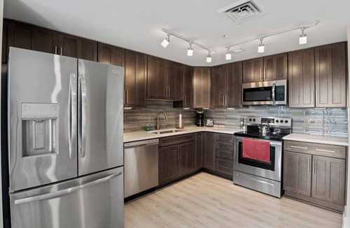 Holcomb Condo | NEW Lakeview Escape | Hot Tub | Poolside