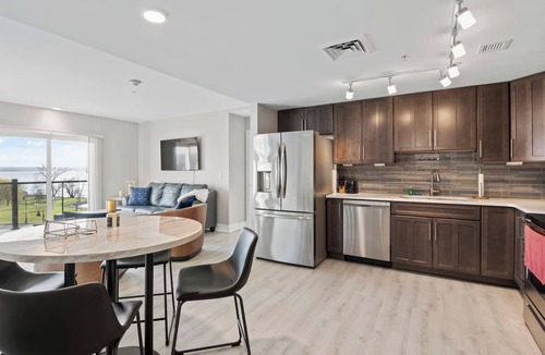 Holcomb Condo | NEW Lakeview Escape | Hot Tub | Poolside