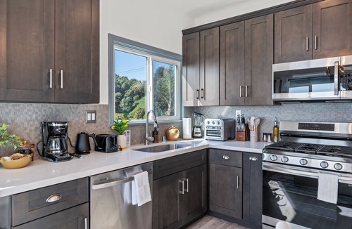 El Porto House | Newly Remodeled Cozy Beach Retreat + Ocean Views