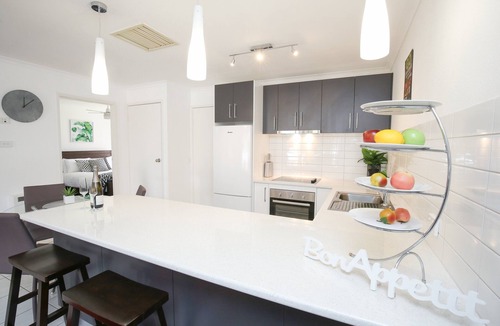 Mildura Apartment | Newly renovated 2 x Queen Bedrooms, weekly service, central location, free wifi