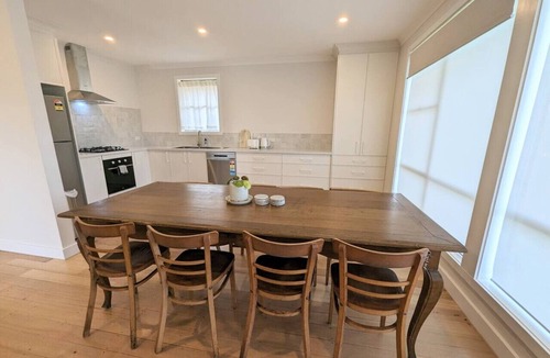 Mornington House | Newly renovated 4 mins from beach and main street