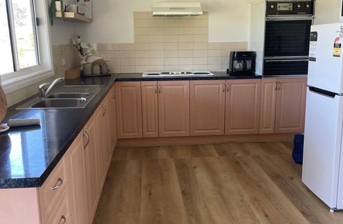 Bearii House | Newly renovated Farm cottage, 5 minutes drive to Murray River
