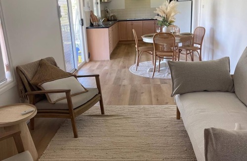 Bearii House | Newly renovated Farm cottage, 5 minutes drive to Murray River