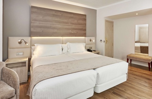 La Trinidad-San Juan y Todos los Santos Hotel | NH Córdoba Califa Hotel