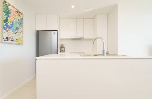 Lyons Apartment | North-Facing Apartment with Telstra Tower Views