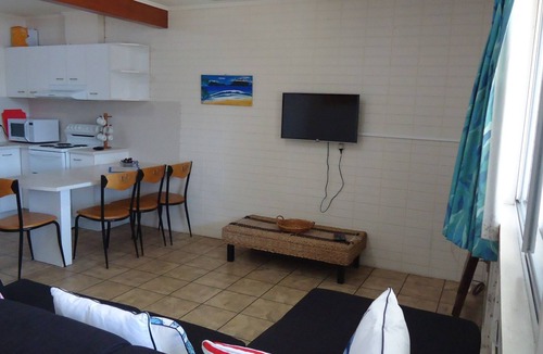 Tewantin Apartment | NORTH FACING STONES THROW TO THE RIVER