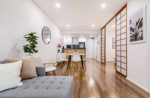 Port Melbourne Apartment | Nottville Poolside Coastal Cosmopolitan off Bay St
