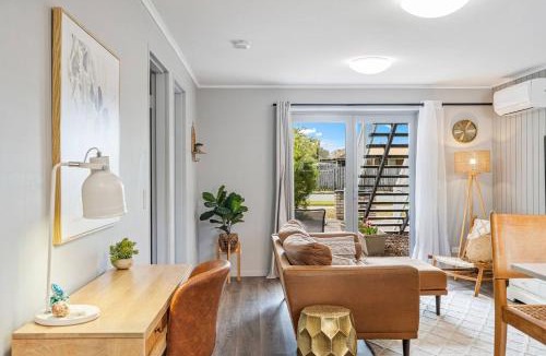 Torquay Apartment | Oaklight on Truro - Steps to Torquay Beach and Dining