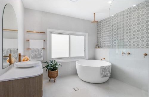 Wamberal House | Ocean Lake Oasis