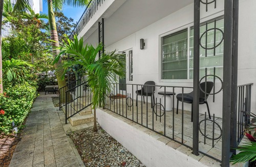 West Avenue Apartment | Ocean Suite 2BD/1BA steps to LincolnRd SoBe