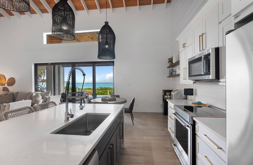 Jimmy Hill House | Oceanfront 5BR Luxury Villa with Heated Infinity Pool Hammocks and Ocean Bar
