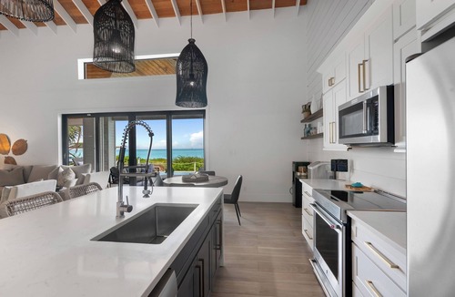 Jimmy Hill House | Oceanfront 5BR Luxury Villa with Heated Infinity Pool Hammocks and Ocean Bar