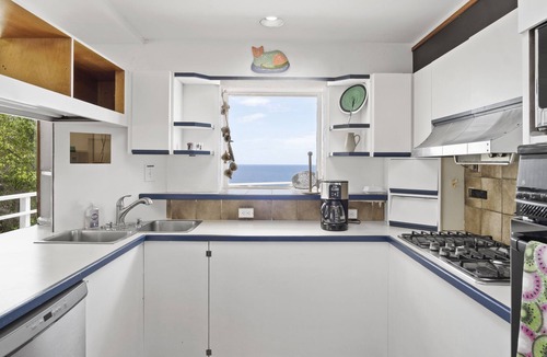 Estate Hull House | Oceanfront Cliffside Home! 4 Min Walk to the Beach
