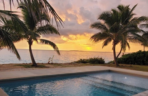 Jimmy Hill House | Oceanfront Paradise in Exuma: Pool, Kayaks & Stunning Views Await You!
