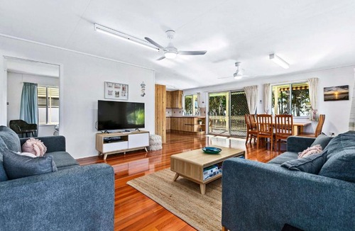 Traviston House | OceanViews on Burrum Whole
