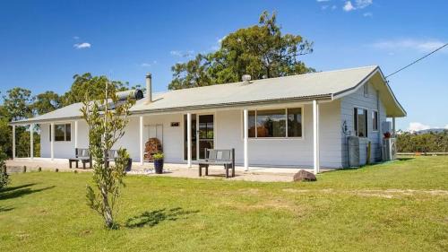 Shallow Bay House | Omaroo - country house at Shallow Bay - air con - pet friendly