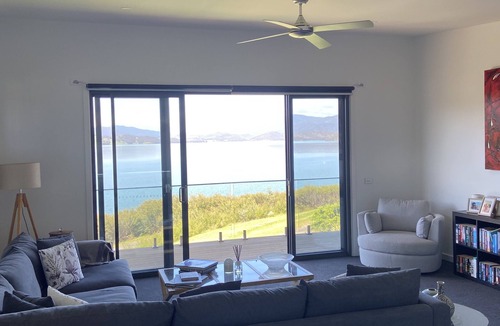 Lake Eildon House | On the Lake Goughs Bay Relax in the spa and watch fun on the lake.