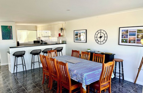Port Macdonnell House | Ongermein, double story beach house a stone throw from the Indian Ocean.
