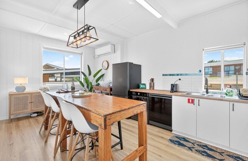 Port Elliot House | Open the Door to Spectacular Views. Walk to everything. Very Pet Friendly.
