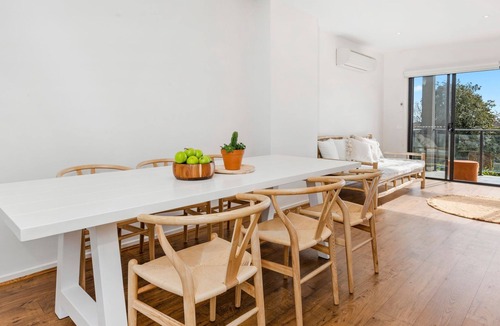 Mornington House | OSPREY - MORNINGTON. Walking distance to Mornington's cafe culture.