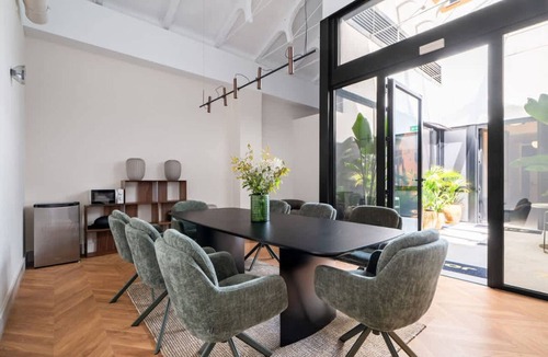 Adelfas Apartment | Pac Fico Deluxe King Suite Near Retiro