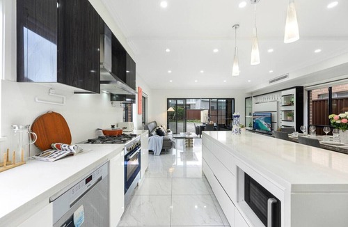 Panania House | Panania 6Br house near Train/Shops/Sports/River