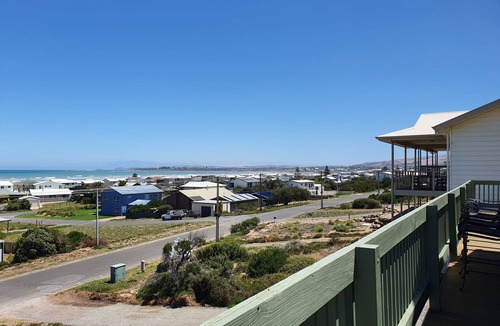 Middleton House | Panoramic Ocean Views | 250m to Beach | Cosy Coastal Retreat with Deck, Wi-Fi, Games, & Creda Heater