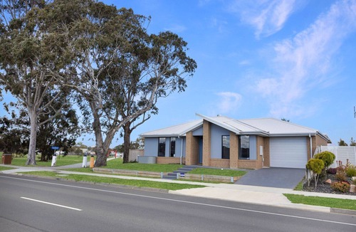 Paynesville House | Park Cottage: Create memories with the family, four-legged friends included