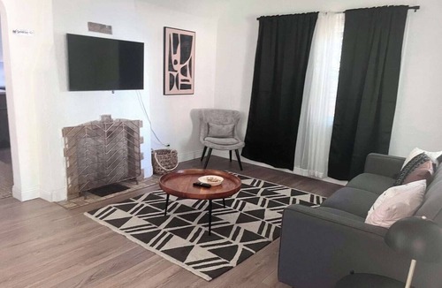 North Central House | Pasadena Cute and Charming