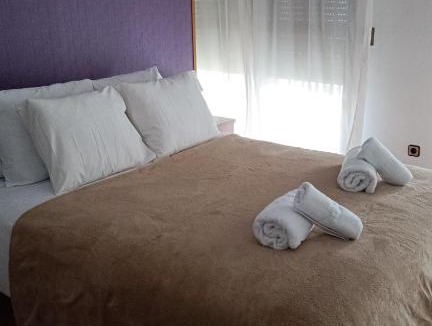 Valdeolleros Apartment | Patio privado, parking gratis y a un paso del vial