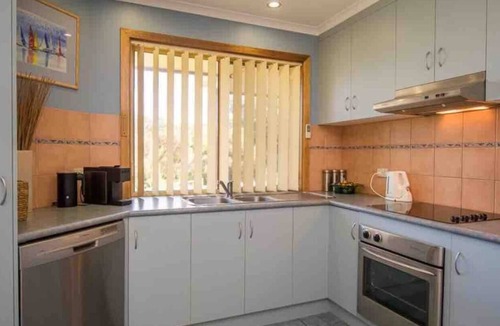 Nelson House | Peaceful 3B Home★Walk to River/Town.★Cozy Wood Fire/AC★Birdlife★ Pet Friendly