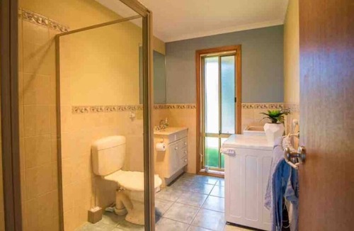 Nelson House | Peaceful 3B Home★Walk to River/Town.★Cozy Wood Fire/AC★Birdlife★ Pet Friendly