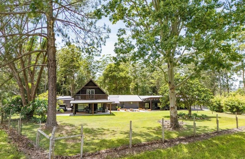 Valla House | Peaceful 4 acre retreat, entire property & 3 dwellings. Perfect for families