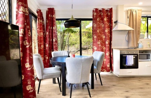 Daisy Hill House | Peaceful Daisy Hill 2BR Retreat with Garden Views, Tennis & Parking