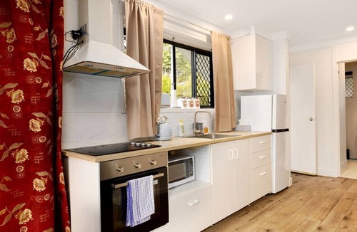 Daisy Hill House | Peaceful Daisy Hill 2BR Retreat with Garden Views, Tennis & Parking