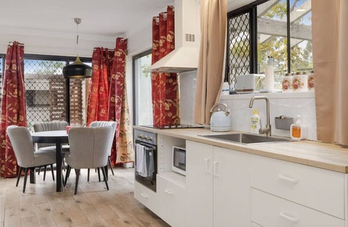 Daisy Hill House | Peaceful Daisy Hill 2BR Retreat with Garden Views, Tennis & Parking