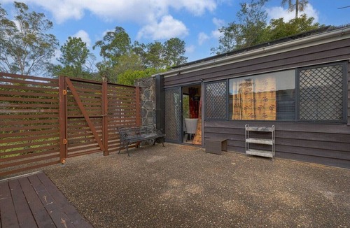 Daisy Hill House | Peaceful Daisy Hill 2BR Retreat with Garden Views, Tennis & Parking