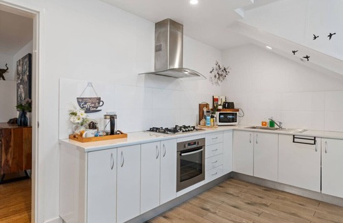 Daisy Hill House | Peaceful Woodland | 3BR Retreat with Garden Views