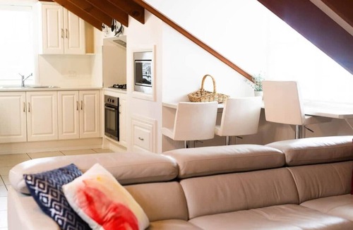 Bathurst House | Peel House. Character Home & BBQ. Bathurst CBD.