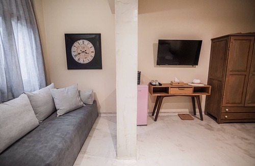 Kallithea Bed & Breakfast | Pefkon Suites