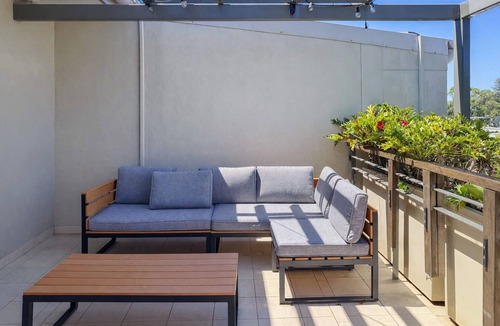 Avalon Beach Apartment | Peninsula Sky Walk to Beach Cafs and Golf