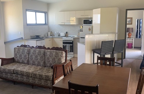 Brisbane Waterfront Apartment | Perulpa Bay Getaway – Magnificent Upstairs Unit, 50m from Wate