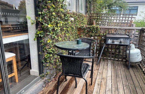Surrey Hills Apartment | 🐶 PET FRIENDLY : 2 Bedroom Ground level. Private. Trams .Park. Netflix.Pet ok