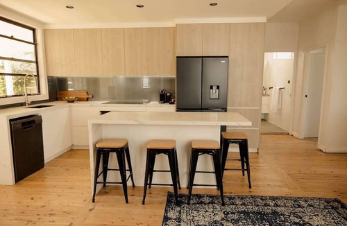 Tighes Hill House | Pet Friendly 3 Bed Home w Workspace & Creek Views