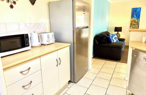 Encounter Bay House | Pet-Friendly 4-Bedroom Lakeside Getaway with Private Jetty & Water Views | Ideal for 28+ Night Extended Stays