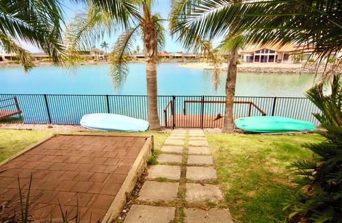 Encounter Bay House | Pet-Friendly 4-Bedroom Lakeside Getaway with Private Jetty & Water Views | Ideal for 28+ Night Extended Stays
