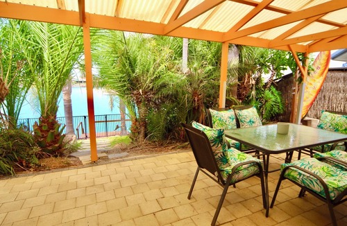 Encounter Bay House | Pet-Friendly 4-Bedroom Lakeside Getaway with Private Jetty & Water Views | Ideal for 28+ Night Extended Stays