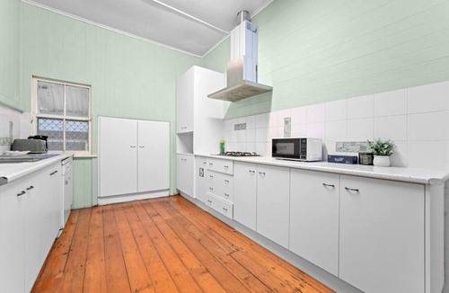 Woolloongabba House | Pet-friendly! Budget Home Walk to Gabba/Hospital